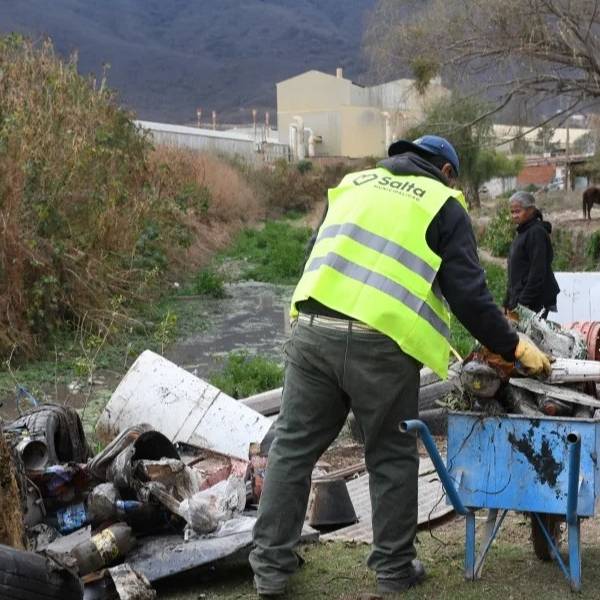 La Municipalidad realiza tareas de limpieza en el canal Tinkunaku: Se pide a los vecinos que dejen de arrojar basura en el lugar