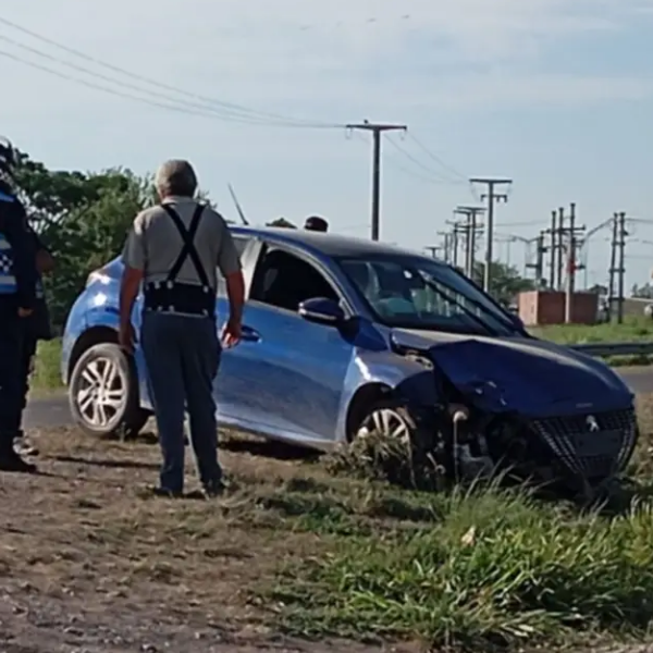 Los siniestros viales en la Circunvalación Oeste no paran. Un auto y un camión remolque  chocaron: 