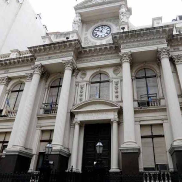 Los demandantes de YPF exigen la ubicación del oro argentino y hay pánico en el Banco Central