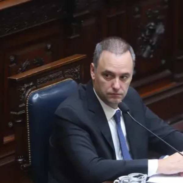 Un sondeo reveló que el 79% cree que Adorni debe renunciar y el 50% considera que el actual Gobierno es 
