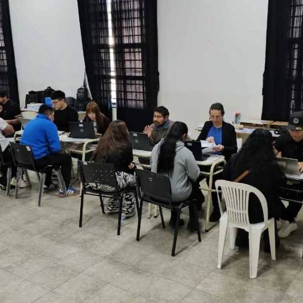 Adultos 2000: más de 1300 personas se inscribieron para terminar el secundario