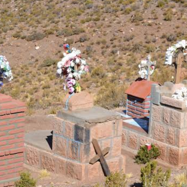 Intensas ráfagas de viento derriban una parte de la pared histórica del cementerio de San Antonio de los Cobres