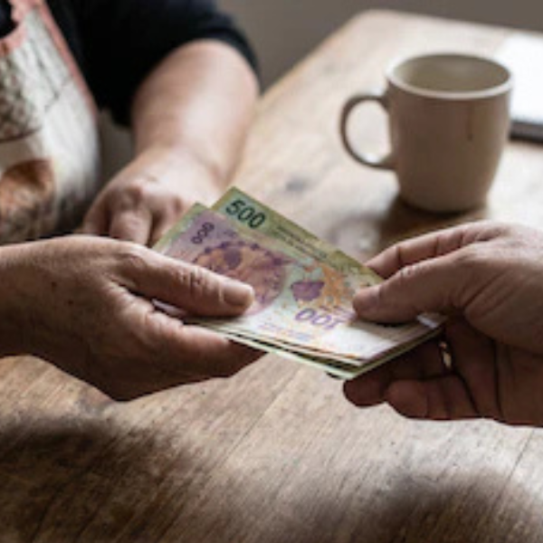 Crece la presión económica en los hogares: Casi 5 de cada 10 familias con estrés financiero pidieron dinero prestado para cubrir gastos básicos
