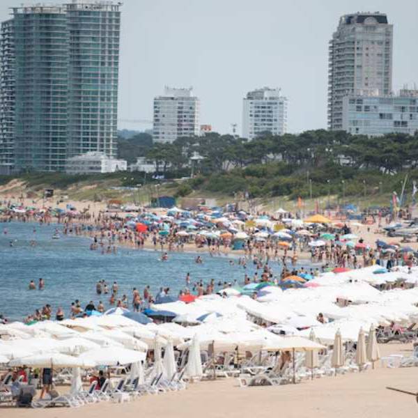 El sector turistico de Uruguay aplaude el triunfo de Milei: “Los argentinos van a gastar más que el año pasado”