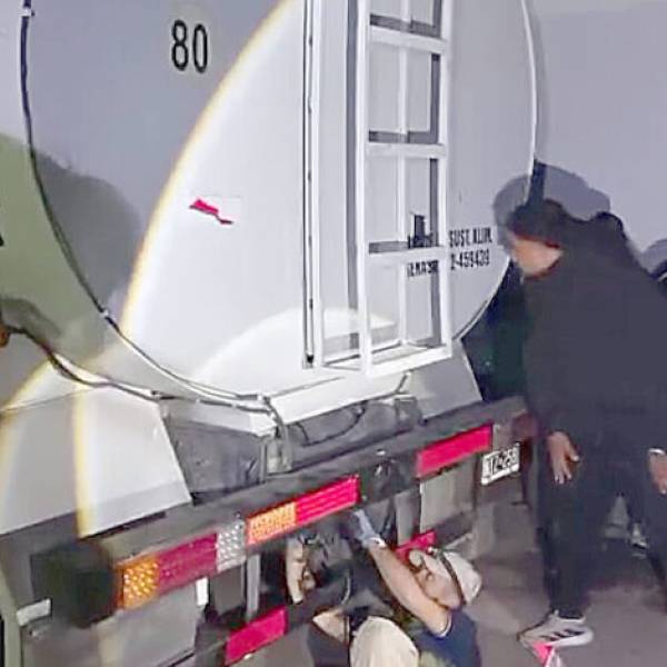 Un jefe narco fue capturado en Salta mientras su mujer tiraba dólares y celulares por una tapia