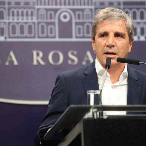 Caputo les reclamó a los bancos que acepten desde hoy los dólares del colchón y no pregunten tanto de donde vienen : “No rompan más”