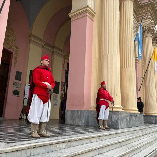 Custodiando su legado: Los infernales realizan la Guardia de Honor a Güemes en la Catedral de Salta