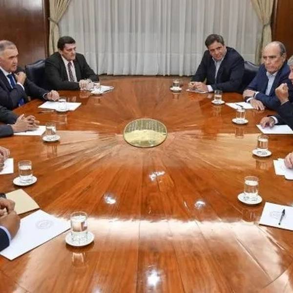 Policía malo-policía bueno: Mientras Milei insulta a todos los gobernadores envía a Guillermo Francos a tender puentes con los dialoguistas