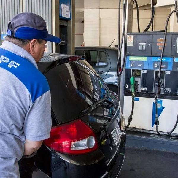 A partir de hoy YPF  subió los precios de sus combustibles en un 3.5%