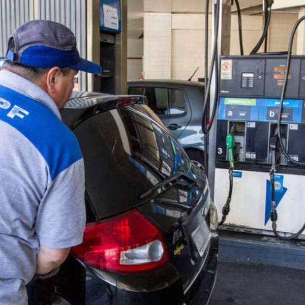El Gobierno actualizó los impuestos al combustible y desde el domingo aumentarán la nafta y el gasoil