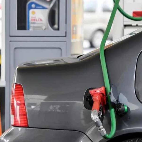 Por la guerra y los impuestos nacionales, el combustible subió entre 10% y 16%