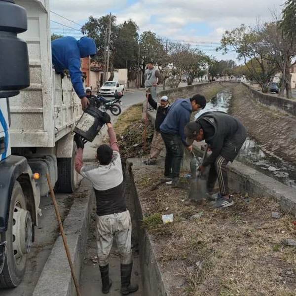 Riesgo de anegamiento e inseguridad: Limpian nuevamente el canal pluvial en Villa San Antonio y desalojan a malvivientes