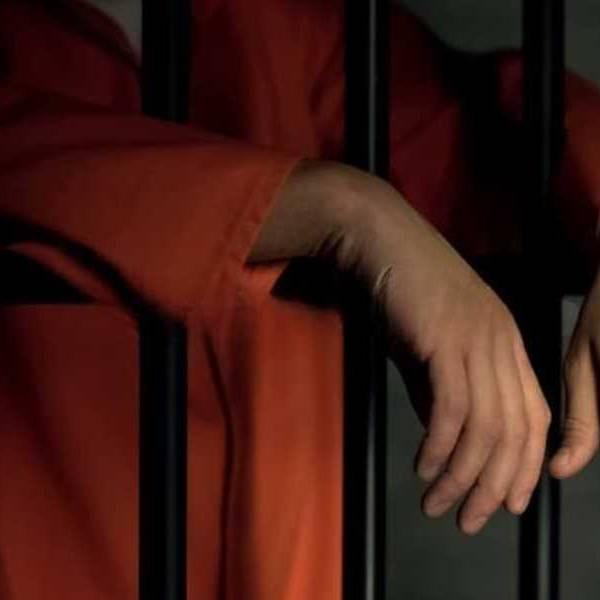 Orán: Frustrado por no poder robar dos motos intentó escapar por los techos de las casas pero fue atrapado