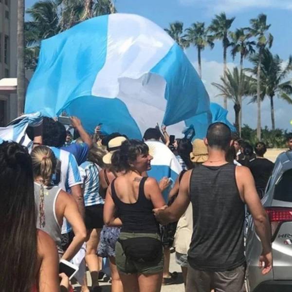 La Argentina de Milei:  Una minoría viaja al exterior pero la mayoría ajusta cada vez más para cubrir necesidades básica