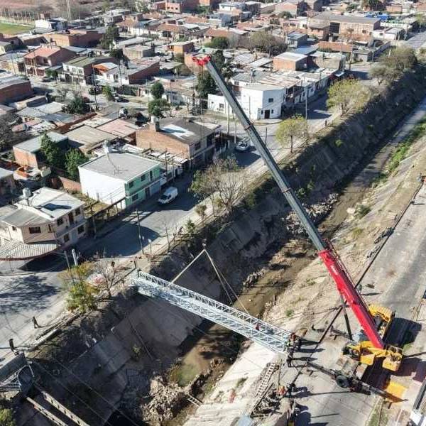 La Municipalidad colocó una nueva pasarela peatonal sobre el canal Yrigoyen