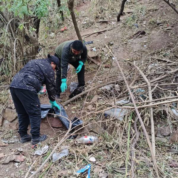 La Municipalidad volvió a limpiar y recogió la basura que deja la gente en miraderos y senderos  del cerro San Bernardo