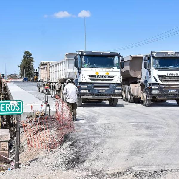 Está pronto a inaugurarse: Realizaron la prueba de carga sobre el nuevo puente de Vaqueros