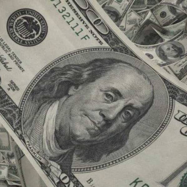 Jueves negro: Ahorristas, empresas y fondos no confían en el plan y se pasan al dólar. El oficial saltó 40 pesos y se ubica en 1365 pesos