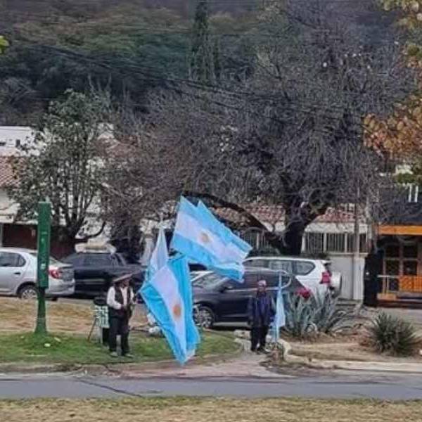 Solidaridad salteña: Jubilados vendían banderas para pagar sus medicamentos y la respuesta de la gente conmovió a todos en la previa de la final