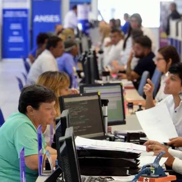 Estatales nacionales llegaron a un acuerdo salarial: Aumentos de un 2% mensual en promedio hasta agosto y un bono de $50.000