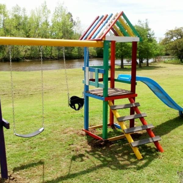 En 2026, las plazas de la ciudad de Salta tendrán juegos infantiles de materiales plásticos reciclados