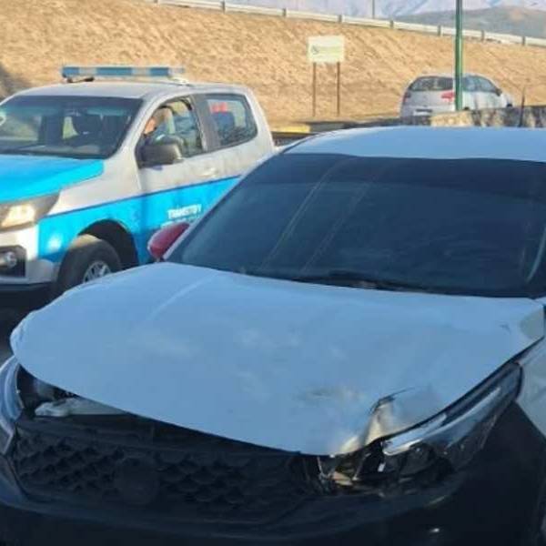 Manejaba ebrio, chocó a una familia en la rotonda de San Luis y envió a una joven al hospital