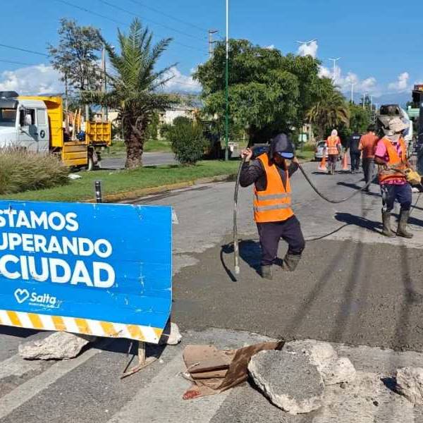 La Municipalidad realiza trabajos de bacheo en Avda. República del Líbano y pide a los conductores transitar con precaución