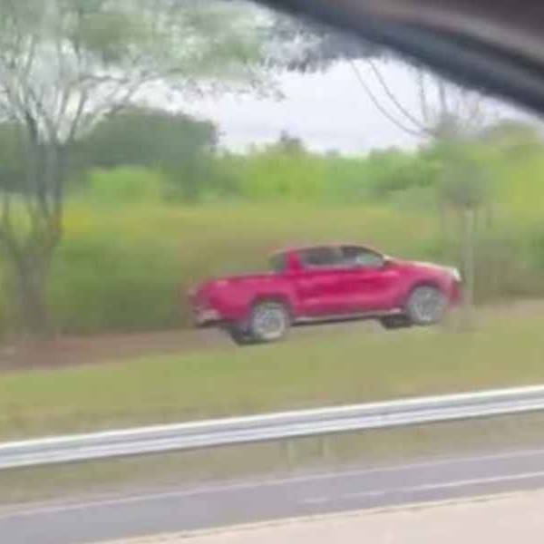 Otro estúpido al volante: Una camioneta circuló a gran velocidad por la ciclovía de Avenida Perón