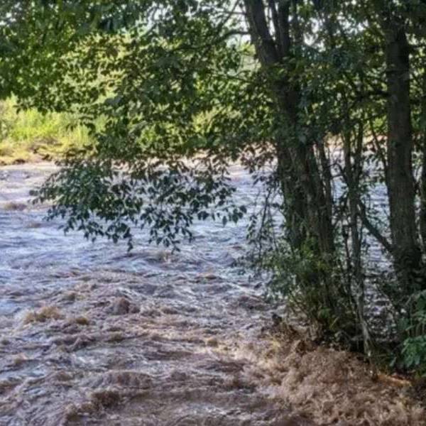 En Rosario de Lerma la crecida de un río  podría dejar aisladas a decenas de familias en el paraje Corralito