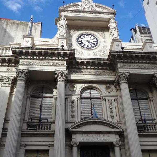 Las reservas netas del BCRA se acercan a cero por el swap con EEUU y el pago al FMI