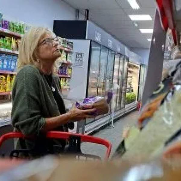 El salto del dólar en julio ya se siente en las góndolas y los alimentos suben 3,1% en agosto