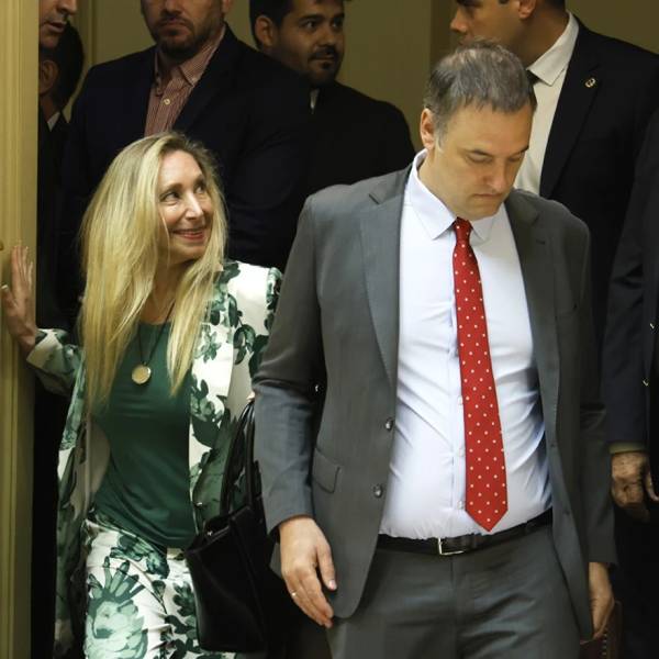 Karina Milei analiza exiliar a Adorni y le buscan un consulado para evitar el Senado