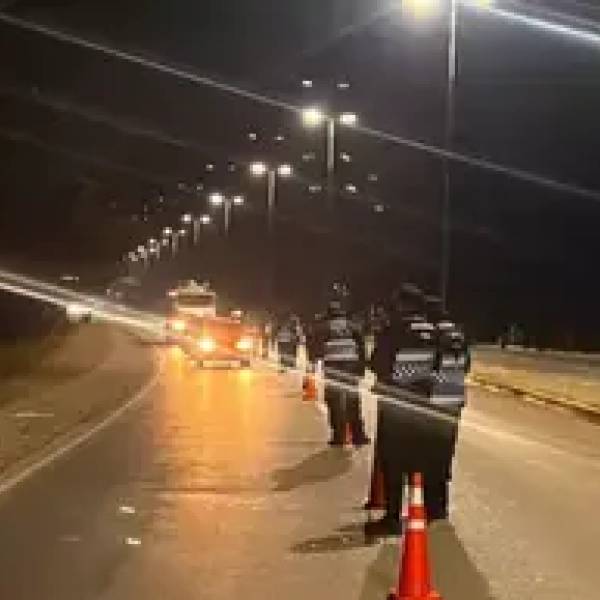 En la rotonda de La Católica atrapan a una mujer conduciendo una camioneta con 2,07 de alcohol en sangre