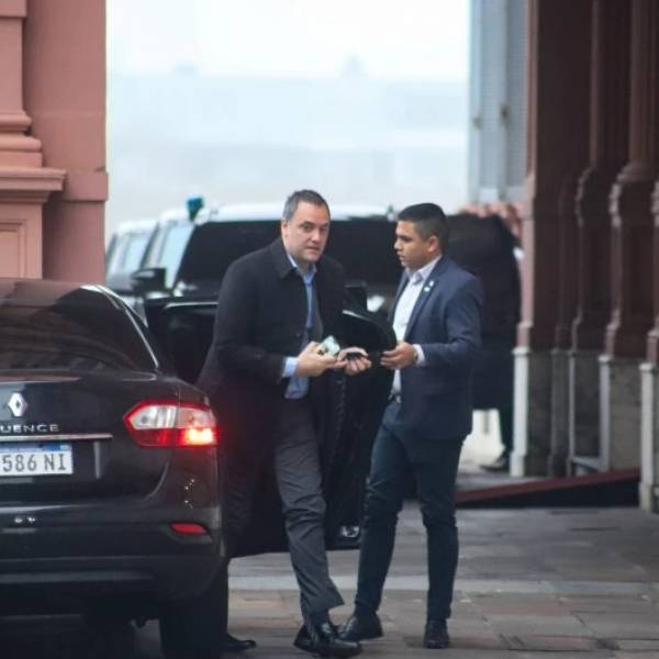 Otras 2 mujeres, aparte de las 2 jubiladas, le prestaron 100 mil dólares a Adorni para que se compre una casa en un country