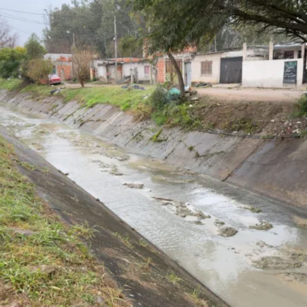 El municipio programa servicios de limpieza de canales pluviales y de le pide a los vecinos que ¡no arrojen basura!