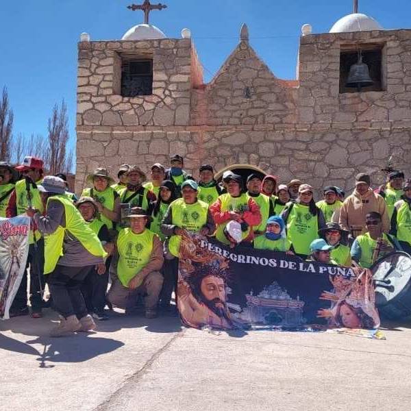 Inicia la fe puneña: 61 peregrinos de Antofagasta de la Sierra de Catamarca caminan hacia el Milagro en Salta