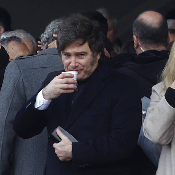 Javier Milei acusó a los bancos de provocar la corrida y se disparó el dólar