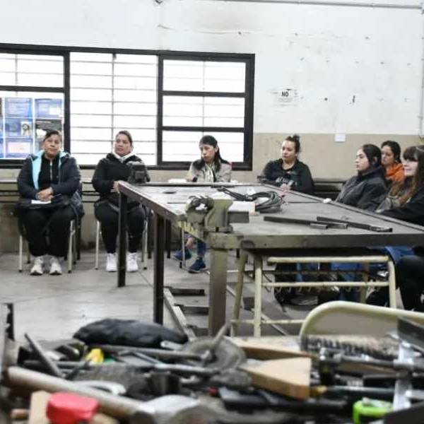 Formación con salida laboral: Vecinas se capacitan en Soldadura Industrial en la Escuela de Emprendedores