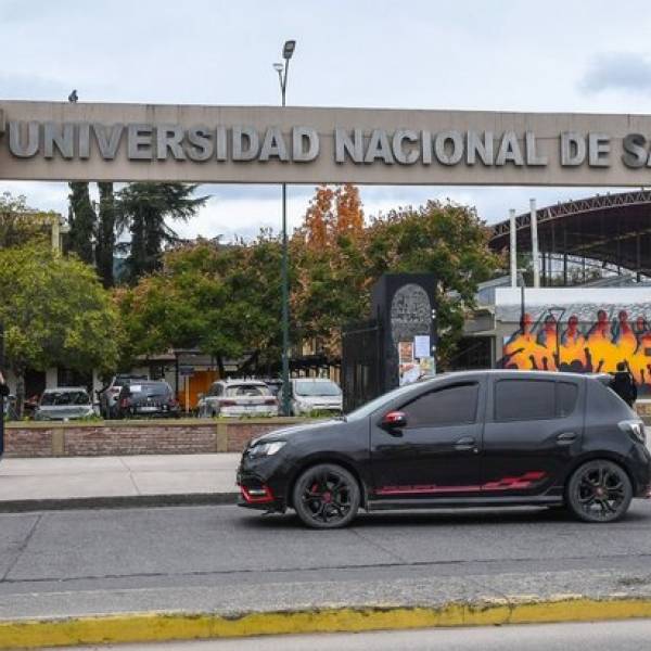 Un abogado afirma que arancelar la educación a extranjeros en Salta 