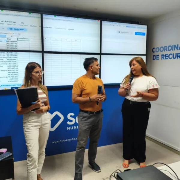 Frente a la tremenda convocatoria la Municipalidad distribuyó las 800 becas para estudiar idiomas mediante un sorteo