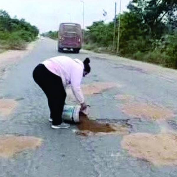 Frente al abandono de Nación 2 mujeres de Embarcación decidieron arreglar los baches de la ruta con sus propias manos
