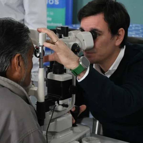 “Salta libre de cataratas”: Sin pausa sigue el exitoso operativo oftalmológico en barrio Sanidad en beneficio de adultos mayores
