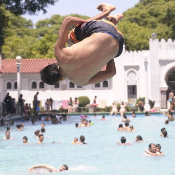 Cada fin de semana cerca de 30 mil personas acuden a los natatorios municipales Xamena, Vitale y Perón