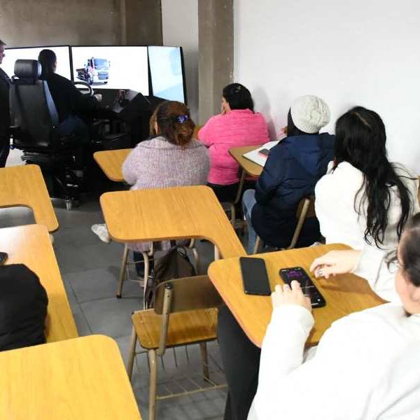 Más de 100 mujeres en la ciudad de Salta avanzan hacia la obtención de su licencia profesional para manejar camiones y colectivos de gran porte
