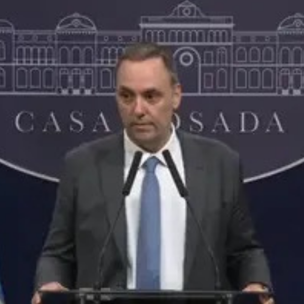 Papelón de Adorni: Evitó referirse a las denuncias en su contra y se retiró enojado