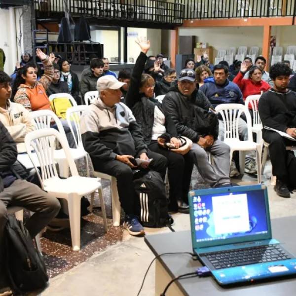 Con gran convocatoria la Escuela de Emprendedores continúa dictando capacitaciones de plomería en los barrios de la ciudad