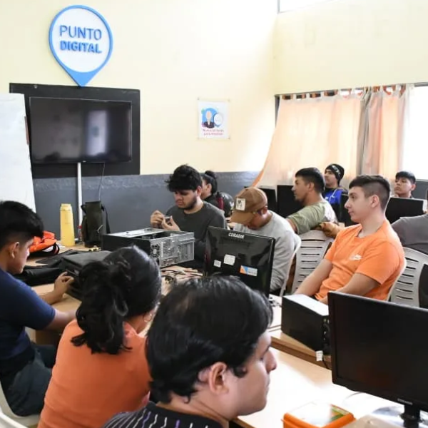 Personas con discapacidad visual asisten al curso de mantenimiento de equipos informáticos en el CIC de Santa Cecilia
