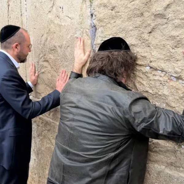 Javier Milei llegó a Israel y pasó por el Muro de los Lamentos