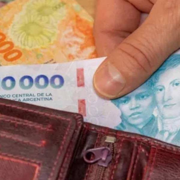 Caputo sale a inyectar pesos con un doble objetivo: darle un envión al consumo y sacar del piso al dólar