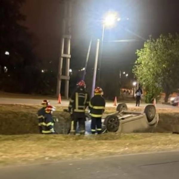 Un auto cayó a un canal en la Circunvalación Noroeste y asistieron a una mujer